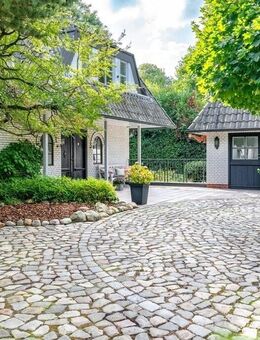 Repräsentatives Architektenhaus mit Vollkeller und großem Nebengebäude in Hittfeld-Waldesruh - Seevetal