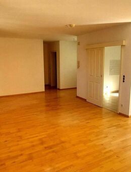 Helle Dachgeschoss-Wohnung mit 2 ½ Zimmer auf 80 m² mit Laubengang / Atrium in der Postgasse mit Aufzug & Tiefgaragenstellplätze in der Innenstadt - Weiden (Oberpfalz)