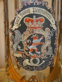Bierkrug mit Zinndeckel , Glas , Motiv - Schild einer Posthalterei aus Hessen - Kassel 1763 . , Höhe 23cm , K7 - Görlitz