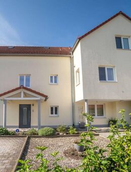 Top renovierte Wohnung in energetisch saniertem Gebäude mit Balkon und Garagen-Stellplatz - Adelschlag