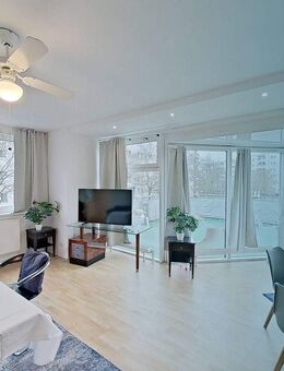 Geschmackvoll möblierte 3-Zimmer-Wohnung mit EBK und großer Dachterrasse in Neu-Hohenschönhausen - Berlin