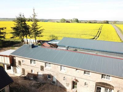 Großzügige 5 Zimmer Wohnung mit Weitblick, 2 Terrassen, Garten, Keller & Stellplätzen