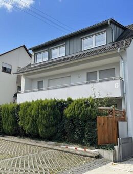 Schicke, vollständig renov. 2 1/2 Zimmerwohnung m. EBK u. zwei Balkonen in ruhiger Lage - Filderstadt