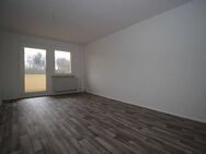 **Stabile und CO² neutrale Heizkosten! Renovierte 2-Zimmer-Wohnung im 2. OG mit Balkon zu vermieten** - Rosenbach (Vogtland)