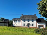 Gepflegtes Einfamilienhaus mit Nebengebäude und großem Grundstück in idyllischer Lage - Üttfeld
