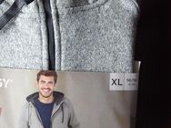 NEUE Strickfleece Jacken - auch einzeln - Gr 56/58-XL Drei Leichte Fleece Jacken mit Reißverschluß: 1 x hellgrau mit Kapuze, 2 x blau Übergangsjacken, jeweils 2 Aussentaschen und 2 geräumigen Innen-Taschen für Smartphone usw. Fleecejacken - Bad Oeynhausen