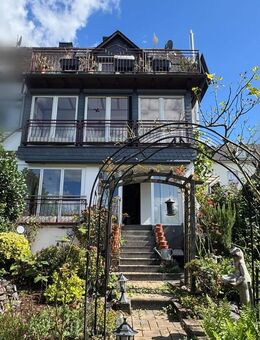 Modernisierte Doppelhaushälfte mit traumhafter Aussicht, liebevoll angelegtem Garten und Carport - Bullay