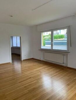 Gemütliche ca. 52 m² große 2 Zimmer Erdgeschoßwohnung mit Einbauküche und Terrasse - Iserlohn
