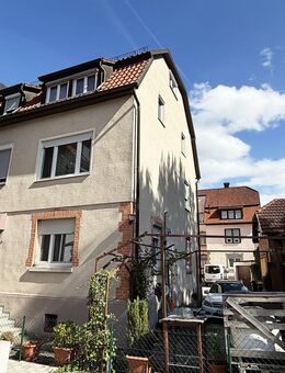 Attraktive Doppelhaushälfte mit Einliegerwohnung, Garten und 2 Garagen - Bad Urach