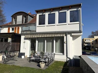 Schierstein: Modernes Zweifamilienhaus mit Garten und Outdoor-Pool