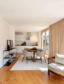 Wohlfühloase am Schlosspark: Elegante, lichterfüllte 3-Zimmer-Wohnung mit Dachterrasse und Parkblick - München