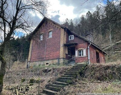 Ehemaliges Bahnwärterhäuschen am Elbradweg mit Blick in die Sächsische Schweiz