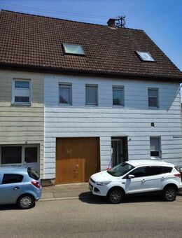 Mehrfamilienhaus mit 3 Wohnungen und zwei Garagen im Herzen von Dornstetten! - Dornstetten