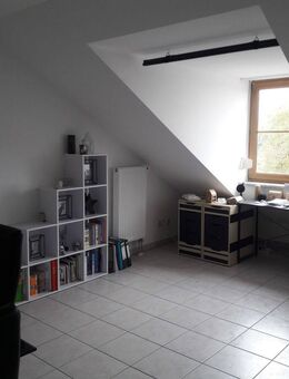 Moderne helle 2-Zmmer-Dachgeschosswohnung mit Einbauküche. Grüne, ruhige Lage. Ideal für Single. - Finsing