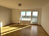 Sanierte 3-Zimmer Wohnung mit Blick auf Hamburg aus dem 12. Stock - Hamburg
