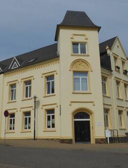 Zentral: Dachgeschosswohnung mit Einbauküche - Stellplatz vorhanden... - Malchin