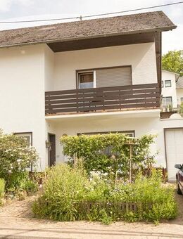 Geräumiges Zweifamilienhaus mit Garten und Garagen in bevorzugter Lage - Weibern