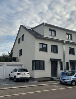 Neubau Doppelhaushälfte in Premium Ausstattung und Garage - Hochwertige Haustechnik mit Luftwärmepumpe und Photovoltaikanlage Energiewert A+ - Stutensee