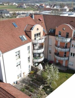 Ein Platz zum Ankommen: Dachgeschosswohnung mit Traumblick, Balkon & Garage - Berg b. Neumarkt - Berg (Neumarkt)