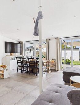 Einziehen und wohlfühlen! Kernsaniertes, modernes Reiheneckhaus mit Garten und Doppelgarage - Niederzier