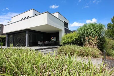 Repräsentative Villa im modernen Bauhausstil