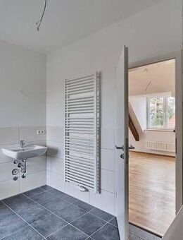 2er-WG geeignete 3 Zimmer-Dachgeschoß-Wohnung mit Einbauküche! 1 Grundmiete frei bei Anmietung bis zum 31.07.2025! - Nürnberg
