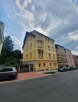 Gemütliche 5-Zimmer-Wohnung mit 2 Badezimmer & EBK! Verfügbar ab 01.01.2025! - Crimmitschau