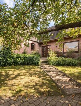 Zweifamilienhaus mit Traumgarten in Wassernähe - Niesgrau