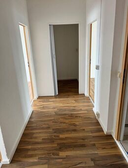 gr. 3-Raum-Wohnung mit sonnigem Balkon und EBK zum kleinen Preis - Helbra