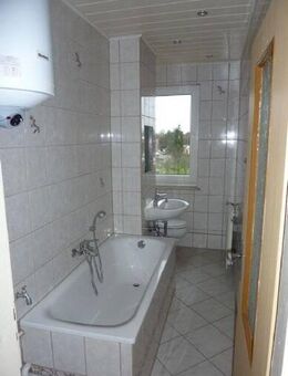 Sanierte 4 Raum-Whg. mit Balkon im Dachgeschoss, Küche u. Bad gefliest mit Fenster - Teutschenthal