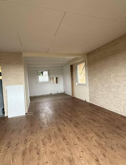 Großzügige Erdgeschosswohnung mit Balkon, 28 m² Dachterrasse und Garage - Veitsbronn