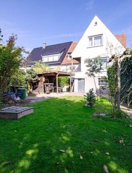 Gepflegte Doppelhaushälfte mit großem Garten, zwei Garagen und Vollkeller - Fröndenberg (Ruhr)