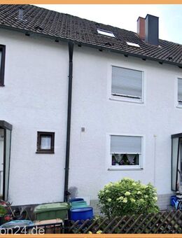 Platz für die ganze Familie - 1 3 0 qm Reiheneckhaus mit Sonnenterrasse und Spielgarten in TOP Lage - Roth (Bayern)