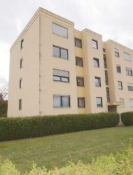 Renovierungsbedürftige 4,5 Zimmer-Wohnung mit 2 Garagen - Straubing
