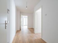 4-Zimmer-Wohnung mit Wohnküche, 2 Balkonen und 2 Bädern - Berlin