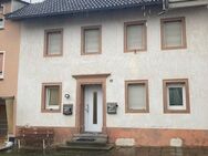 Wohnhaus mit zwei Wohnungen und Nebengebäuden in Dudeldorf. - Dudeldorf