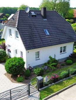 Gepflegtes Grundstück mit bezugsfertigem Wohnhaus, Garage und Carport - Triglitz