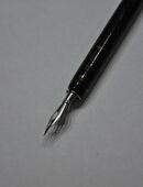 Kalligraphie Schreibstift aus Holz mit Schreibspitze schwarz und gold Farben in 63755