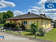 Junger Bungalow mit Doppel-Carport und Garten - Bausendorf