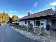 Sanierungsbedürftiges Wochenendhaus in idyllischer Lage mit zwei Garagen und eigenem Waldgrundstück! - Deggendorf