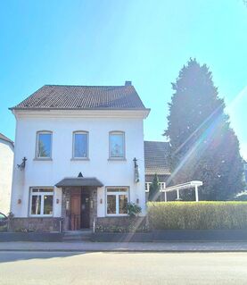 Dreifamilienhaus mit Gewerbeeinheit in top Lage