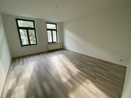 Frei ab 1.6.25 - . Bad mit Fenster - begrünter Innenhof im 1. OG - Chemnitz