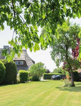 Gepflegte Doppelhaushälfte unter Reet samt Garten, Sauna, Whirlpool und Bauland in Feldrandlage - Hohwacht (Ostsee)
