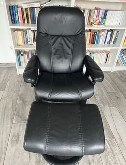 Stressless-Ledersessel und Hocker - Würzburg