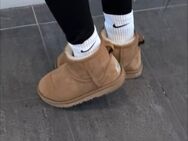 Suche ugg boots Mädels mit Tennis oder Plüschsocken - Lübeck