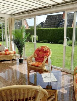 Zweifamilienhaus mit Dachterrasse, Wintergarten, 2 Garagen und schönem Garten nur 500 m zum Strand - Grömitz