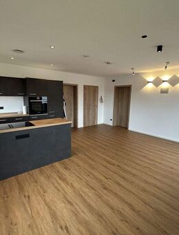 Erstbezug! Moderne 4-Zimmer-Wohnung mit Balkon, kleinem Garten und optionaler Garage in Obing - Obing