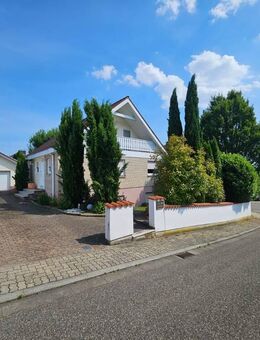 Wunderschönes Einfamilienhaus - super Lage - große Garage - Garten mit sommerlicher Atmosphäre - Insheim