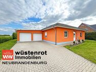 EINFACH NUR TOP: WINKELBUNGALOW MIT EINBAUKÜCHE + SOLARTHERMIE + ÜBERDACHTER TERRASSE + DOPPELGARAGE - Altentreptow