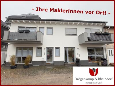 Attraktives Immobilien-PAKET - Vollvermietet - 2 Reihenhäuser - 2 Wohnungen - Garage - 4 Stellplätze - Gewerbehalle